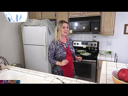 ❤️ Styfmom melkt him yn 'e keuken foar syn date ️ Just porno op fy.tvmarket.top ❌️❤